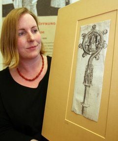 Im Schlossmuseum in Gotha betrachtet Kuratorin Ute Däberitz einen Kupferstich, den Entwurf für einen Bischofsstab, von Martin Schongauer aus Colmar (1430-1491). (Foto: dpa)
