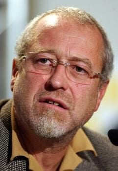 Der deutsche Drehbuchautor Fred Breinersdorfer auf einer Pressekonferenz in Berlin. (Foto: dpa)
