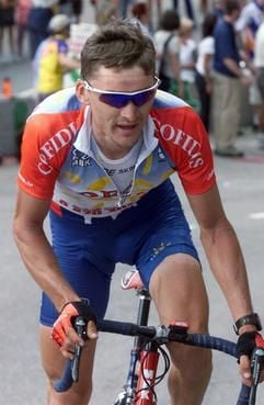 Das Archivbild zeigt den Kasachen Andrei Kivilev am 17. Juli 2001 während der 10. Etappe der 88. Tour de France. (Foto: dpa)