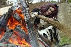 Birgit Mulsow von der "Hexengruppe Schierke" sitzt hinter einem Feuer im Kurpark Schierke. Die aus 30 Hobby-Hexen bestehende Gruppe bereitet gemeinsam mit der Gemeinde Schierke das traditionelle Walpurgisfest für die Nacht vom 30. April zum 1. Mai vor. (Foto: dpa)