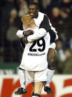 Der Mönchengladbacher Torschütze Lawrence Aidoo (r) jubelt mit seinem Mitspieler Mikael Forssell. (Foto: dpa)