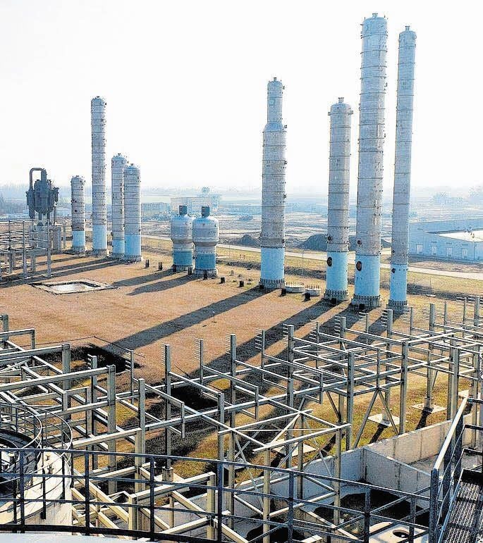 Sie war fast fertig, die Produktionsanlage von Quinn Chemicals in Leuna. Flüssiger Kunststoff sollte hier hergestellt werden. 350 Millionen Euro waren als Investitionssumme anvisiert. 90 Jobs gab es zu vergeben. 2013 kam das Aus, der Weltmarkt soll schuld sein. Die Anlage wurde demontiert und in Asien aufgebaut. Hier spielt der Weltmarkt mit.