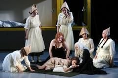 Auf der Bühne des Deutschen Nationaltheaters (DNT) in Weimar wird am Mittwoch (11.04.2007) eine Szene aus «Die Walküre» zu Richard Wagners Bühnenfestspiel «Der Ring des Nibelungen» geprobt. (Foto: dpa)