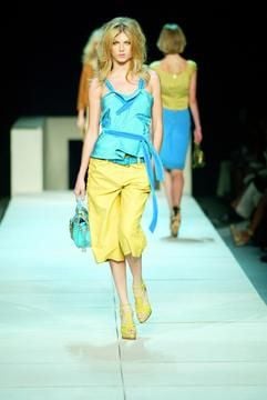 Wasserblau und Kiwigrün - knallige Farben wie aus einem japanischen Manga-Comic finden sich nicht nur bei Louis Vuitton. Weniger Modemutige können die kräftigen Töne dezenter als bunte Akzente zu Naturfarben oder Weiß einsetzen. (Foto: dpa)