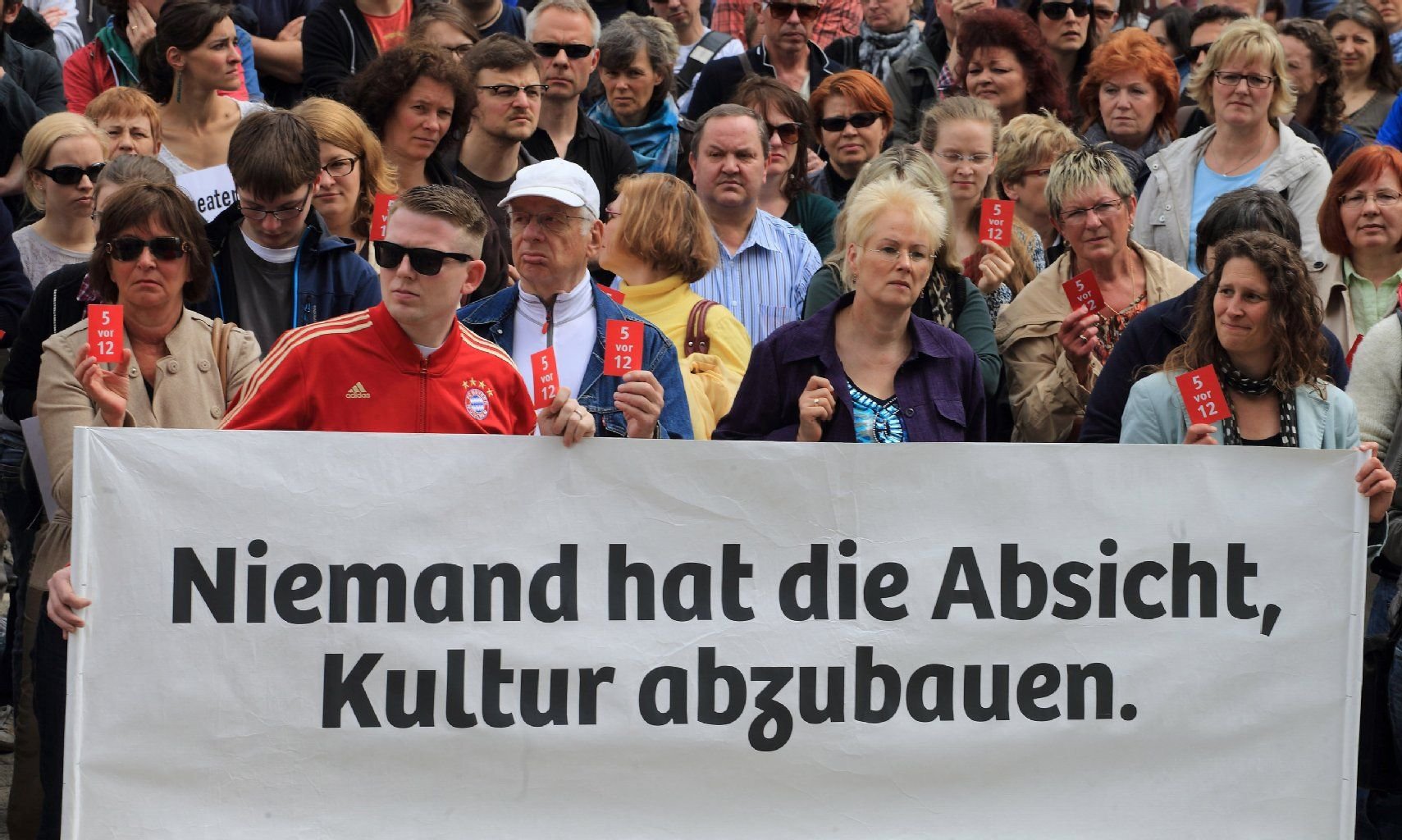 Ein Transparent mit der Aufschrift «Niemand hat die Absicht, Kultur abzubauen.» wird beim landesweiten Aktionstag unter dem Motto «5 vor 12. Kulturabbau in Sachsen-Anhalt» vor dem Opernhaus in Magdeburg gehalten.