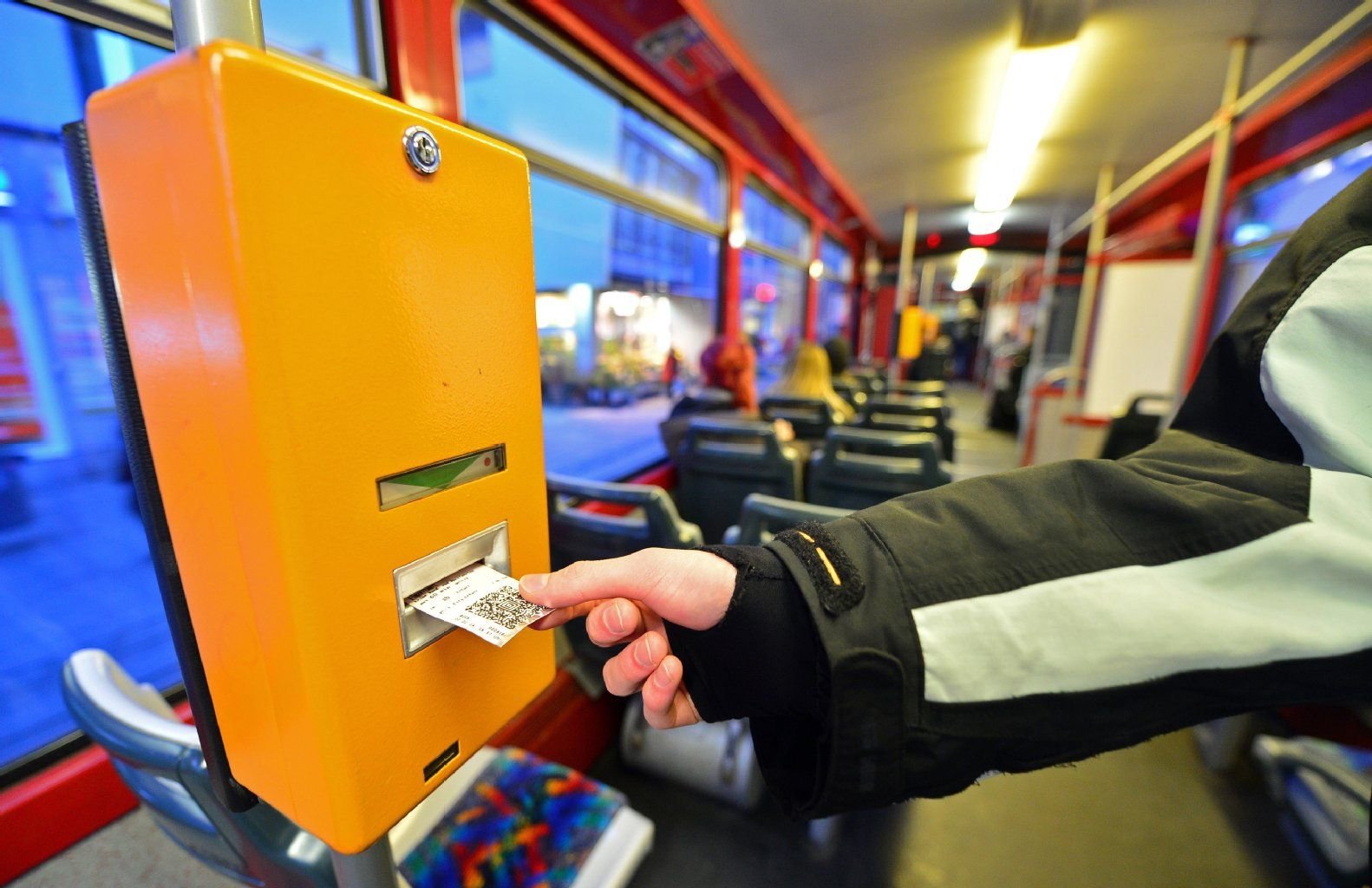 In der Straßenbahn entwertet ein Fahrgast in einer Bahn in Erfurt seinen Fahrschein.