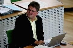 Der NPD-Fraktionsvorsitzende im sächsischen Landtag, Holger Apfel (r.), sitzt am Mittwoch (09.05.07) im Landtag in Dresden. Apfel hatte am Mittwoch im Plenum Ausländer unter anderem als «Wohlstandsneger» bezeichnet. (Foto: ddp)