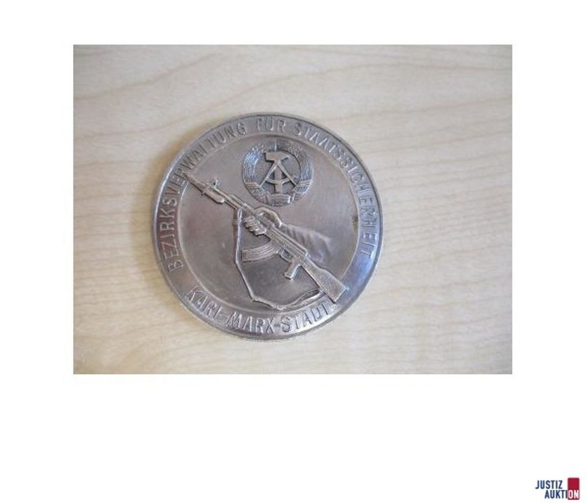 „Sie bieten auf eine Gedenkmünze aus der DDR. Die Münze wiegt ca. 55 Gramm“, steht unter dem Bild auf dem Portal.