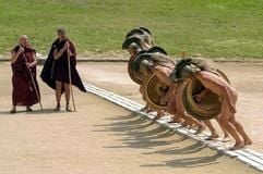 Athleten stellen sich in einer Szene der Arte-Doku-Soap über die Olympischen Spiele in der Antike in Olympia, Griechenland, vor dem Wettkampf auf (undatiertes Foto). "Die Helden von Olympia" heißt eine zehnteilige Doku-Soap des deutsch-französchen Kultursenders Arte in Gemeinschaftsproduktion mit mehreren europäischen Fernsehsendern. Am Orginalschauplatz stellt der Sender die antiken Spiele nicht nur nach, sondern veranstaltet sie wirklich. Mannschaften aus Griechenland, Frankreich, Spanien, Italien und Deutschland treten gegeneinander an. Foto: Arte dpa (Foto: dpa)
