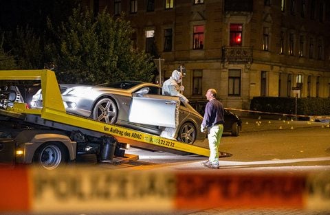 Ein Ermittler steigt am Wernerplatz in Dresden-Löbtau (Sachsen) aus einer sicher gestellten Mercedes-Limousine auf einem Abschleppwagen. Nach Polizeiangaben waren am Nachmittag bei einer gewalttätigen Auseinandersetzung zwei Männer getötet worden. (FOTO: DPA)