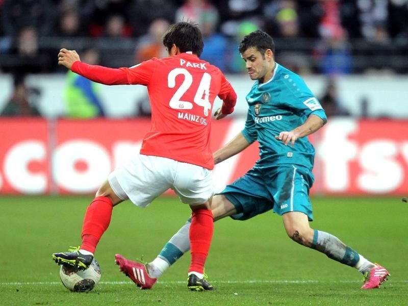 Der Mainzer Joo-Ho Park (l) und der Frankfurter Tranquillo Barnetta fighten um den Ball.