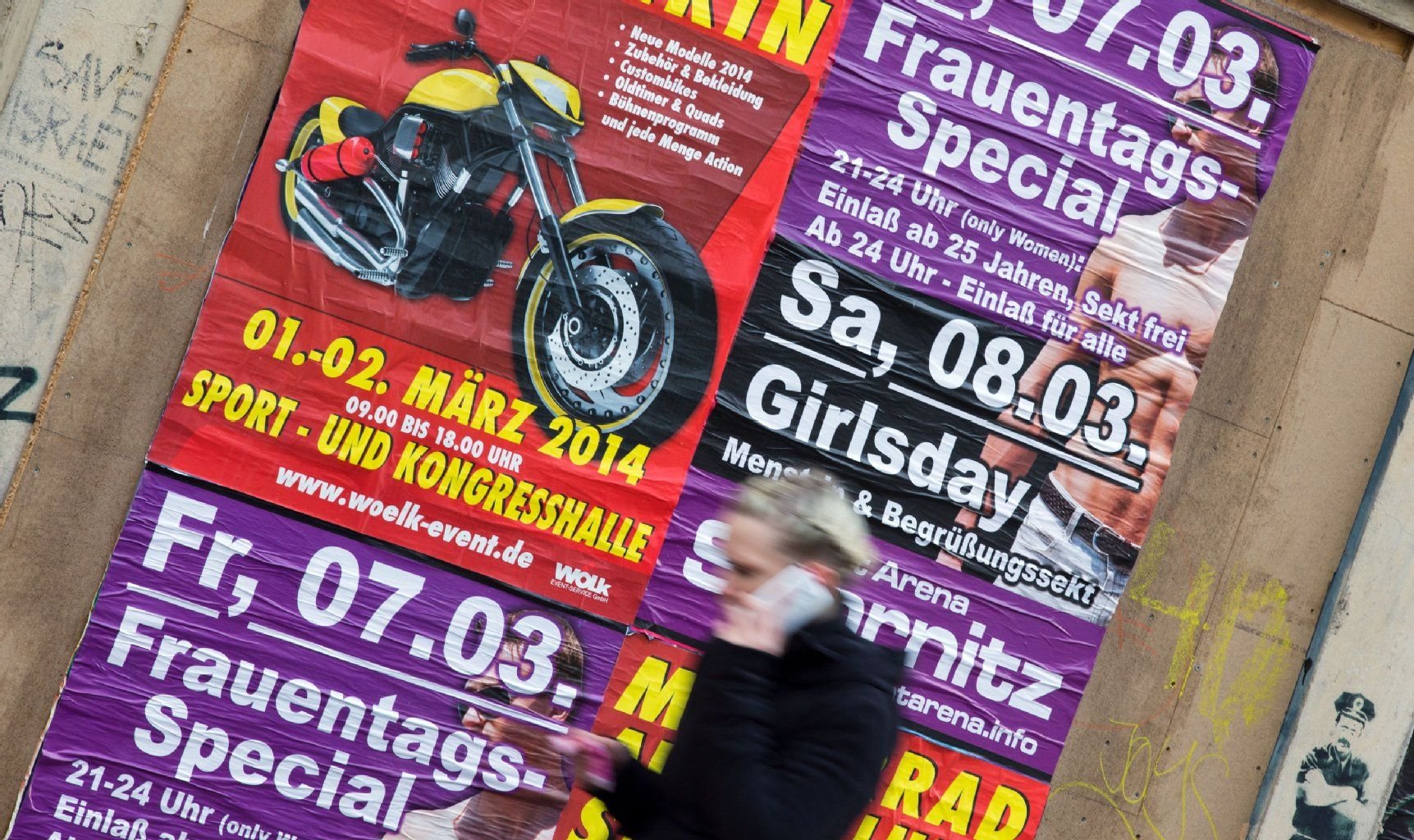 Für spezielle Partys am Internationalen Frauentag am 8. März wird in Schwerin mit Plakaten geworben.