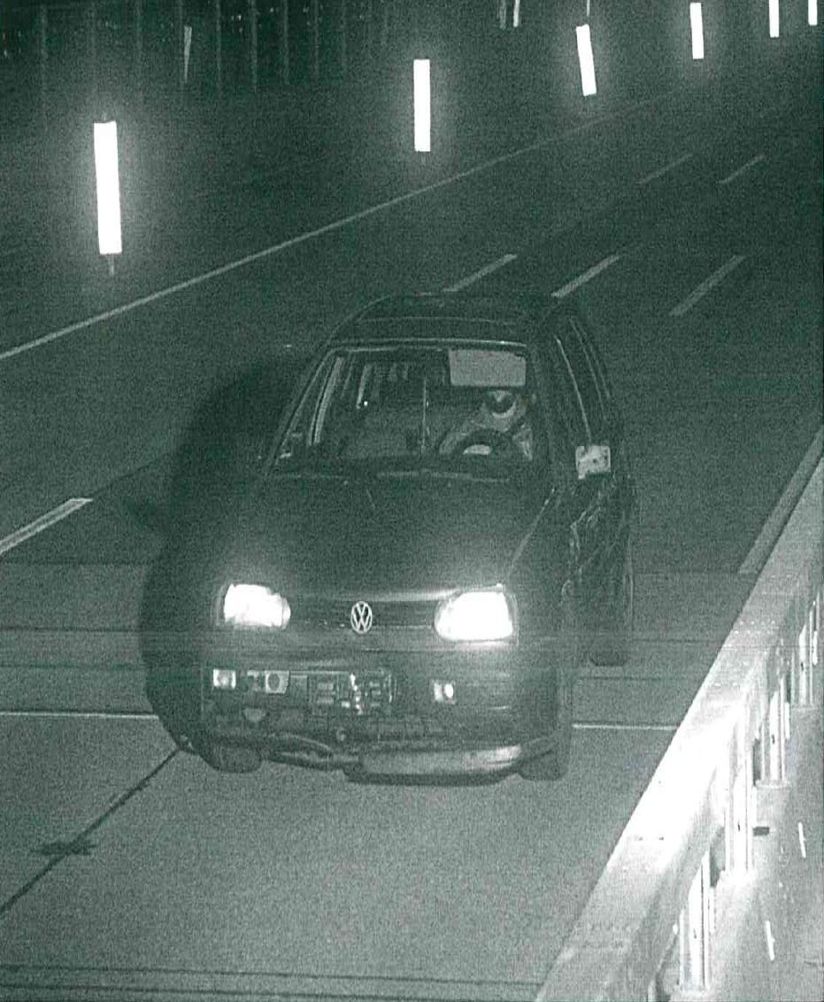 An dem Auto mit Frontschaden war das Kennzeichen abmontiert. Der Mann soll insgesamt zwölf Mal innerhalb von vier Wochen auf der Leverkusener Rheinbrücke geblitzt worden sein.