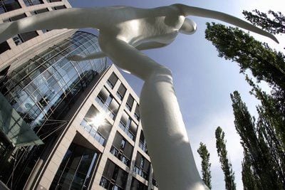 Die Figur des so genannten «Walking Man» des Künstlers Jonathan Borofsky steht vor der Hauptzentrale der Münchner Rückversicherung (Munich Re) in der Münchner Leopoldstrasse. (FOTO: DDP)