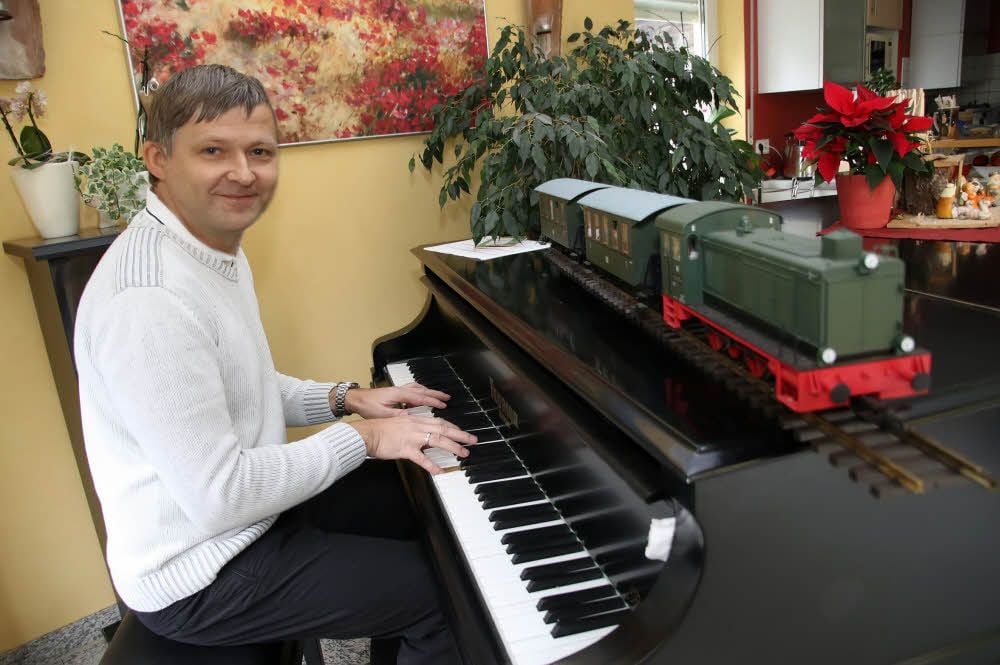 Michael Schoppe übt auf seinem Flügel im heimischen Wohnzimmer in Berga.