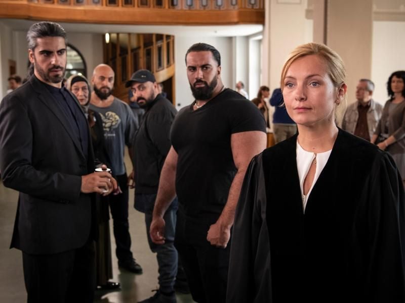 Staatsanwältin Judith Schrader (Nadja Uhl) wird von den Al-Fadi-Clanmitgliedern kritisch beäugt. Foto: ZDF/Christoph Assmann