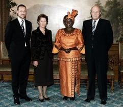 Wangari Muta Maathai (2.v.r.), die mit dem Friedensnobelpreis ausgezeichnete Kenianerin, mit Kronprinz Haakon, Königin Sonja, und König Harald von Norwegen. in Oslo. (Foto: dpa)