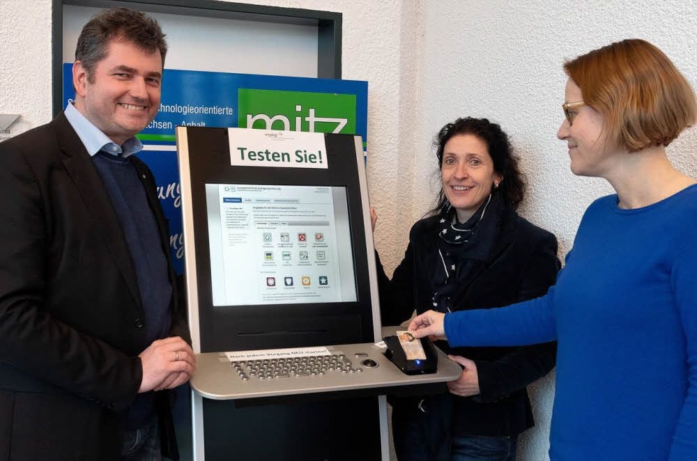 Sirko Scheffler und Ulrike Findeisen (r.) am neuen Terminal.
