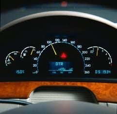 Rotes Dreieck als Warnung: Die "Distronic" berechnet in der S-Klasse von DaimlerChrysler mithilfe von Radarsignalen den Abstand zum Vordermann und weist den Fahrer darauf hin, wenn dieser zu gering ist. (Foto: dpa)