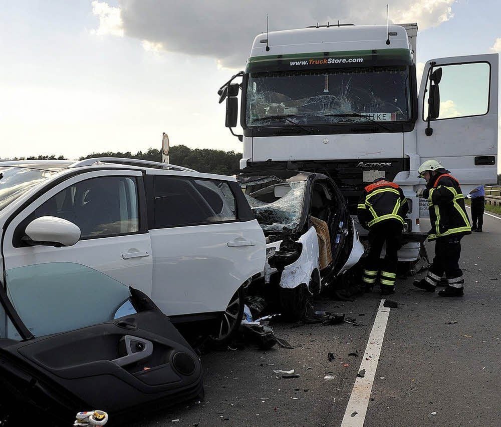 Am Dienstag kam eine 33 Jahre alte Smart-Fahrerin bei einem schweren Verkehrsunfall auf der B 187 bei Coswig ums Leben.