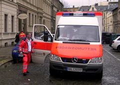 Nach der Messerstecherei an der Berufsschule Blindow in Halle holt eine Krankenwagen die verletzte Schülerin ab. (Foto: Jan Möbius)