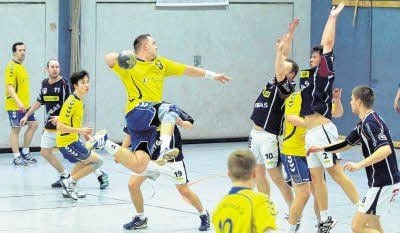 Für die größte Torgefahr beim QSV sorgte Mathias Koehler, dessen Gewaltwürfe aus der zweiten Reihe immer wieder im SG-Tor einschlugen. Hier strecken sich ihm Thomas Perll (2), Martin Benkert (10) und Daniel Greiff (8) erfolglos entgegen.