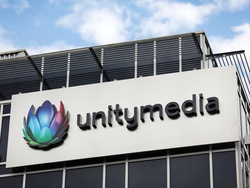 Das Logo von Unitymedia an einem Gebäude. Foto: