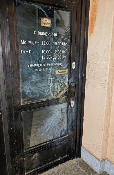 Die zerstörte Tür des Studios.