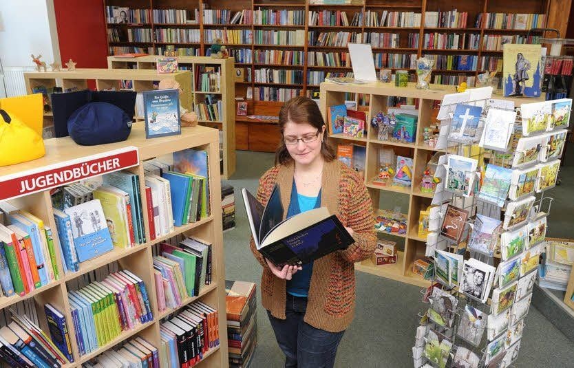 Geschäftsführerin Marie-Anett Cornelius in der Verlagsbuchhandlung.