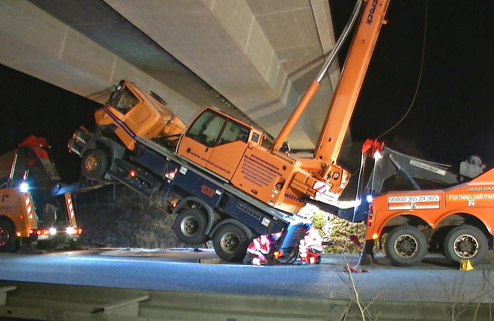Ein Autokran ist mit ausgefahrenem Ausleger nahe der Autobahn-Anschlussstelle Holleben gegen eine Autobahnbrücke gefahren. Der Fahrer wurde bei dem Unfall schwer verletzt.