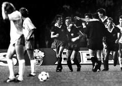 Der Dynamo-Spieler Andreas Thom wird nach seinem Treffer zum 2:0 von seinem Mitspieler Michael Schulz umarmt (Archivfoto). Die Bremer Spieler (l) sind konsterniert. Der BFC Dynamo Berlin gewann am 6.9.1988 das Erstrundenhinspiel im Europapokal der Landesmeister im Berliner Jahn-Sportpark gegen Werden Bremen mit 3:0. (Foto: dpa)