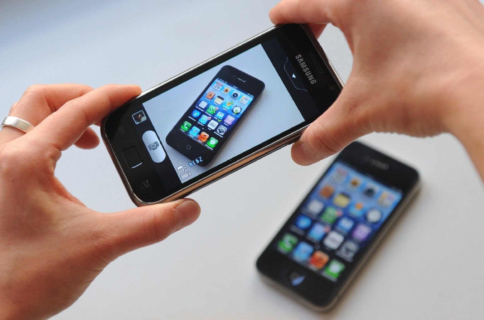 Samsung Galaxy II und Apple iPhone IV.