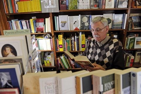 Der Inhaber der Buchhandlung «Jenaer Bücherstube», Gunther Philler, sitzt in seinem Geschäft in Jena. (FOTO: DAPD)