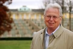 Der Gartendirektor der Stiftung Preußische Schlösser und Gärten, Michael Seiler, in Potsdam unweit des Schlosses Sanssouci (Foto vom 10.11.2004). Er ist am 5. November 65 Jahre alt geworden und wird am 30. November 2004 von der Schlösserstiftung in den Ruhestand verabschiedet. Damit geht eine Ära zu Ende - die der Rekonstruktion der 1990 wiedervereinigten Gartenlanschaft von Berlin und Potsdam. Heute erstrecken sich um Potsdam von Caputh bis zur Berliner Pfaueninsel sechs bedeutende Gärten. (Foto: dpa)