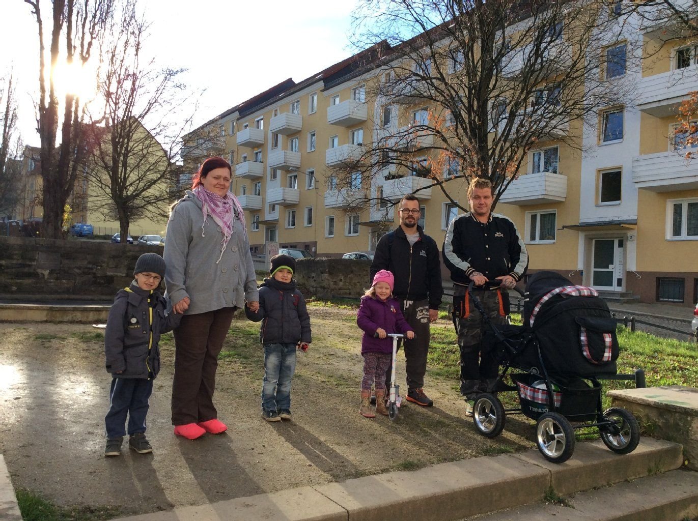 Familie Otto wollte Weihnachten eigentlich mit den Kindern rodeln gehen. Statt dessen gibt es einen Spaziergang bei frühlingshaften Temperaturen.