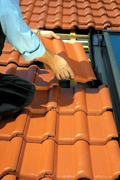 Die «fünfte Fassade»: In Deutschland werden die meisten Häuser mit Tondachziegeln oder Betonsteinen gedeckt. (Foto: dpa)