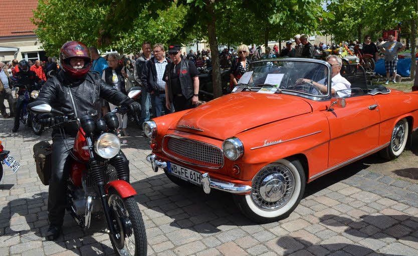 Viele historische Motorräder und und Autos waren in Röblingen zu sehen.