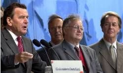 SPD-Fraktionschef Ludwig Stiegler (3.v.l.) mit