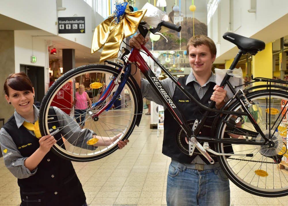 Dieses Fahrrad, das die Azubis Julia Müller-Miro und Patrick Witt zeigen, ist einer der Preise.
