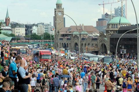 Teilnemer des Schlagermove feiern in Hamburg. Rund eine halbe Million Besucher sind nach Angaben der Polizei am Samstag zum Schlagermove nach Hamburg gepilgert. (FOTO: DPA)