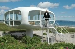 Der Beton-Baumeister Ulrich Müther, der am 21. Juli siebzig Jahre alt wird, steht vor dem von ihm selbst in den 70-er Jahren konstruierten und 1981 aufgestellten futuristisch anmutenden Rettungsturm im Ostseebad Binz. (Foto: dpa)