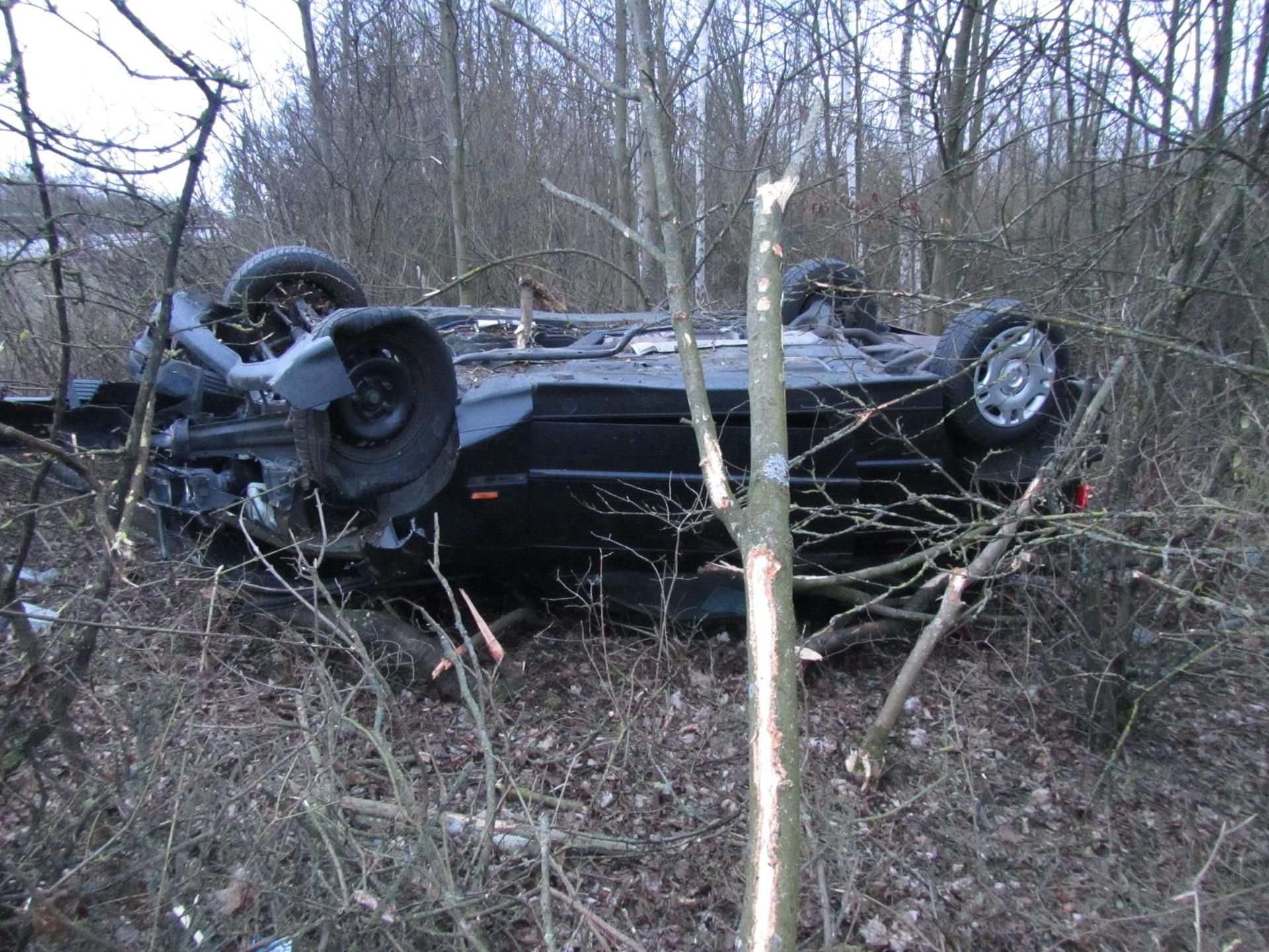 Das Auto blieb neben der Fahrbahn auf dem Dach liegen.