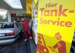 Service-Kraft Pierre Tekin betankt an einer Shell-Tankstelle in Hamburg-Bahrenfeld ein Auto. (Foto: dpa)