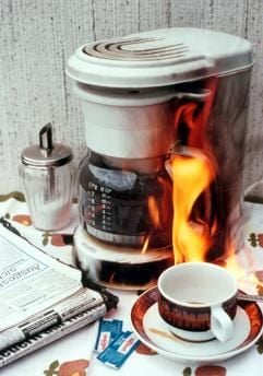 Gefährliche Geräte - defekte Kaffeemaschinen und schadhafte elektrische Leitungen können leicht Feuer verursachen. (Foto: dpa)