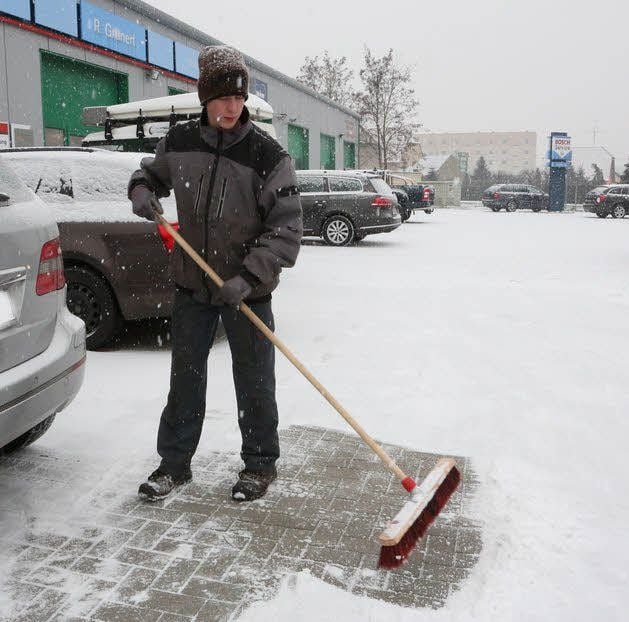 Auszubildender Patrick Stein aus Leipa sorgte vor der Kfz-Service-Werkstatt in Jessen für schneefreie Wege.