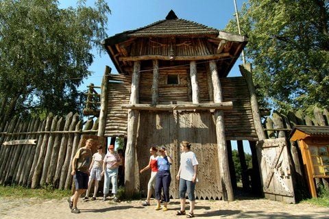Das Slawendorf Passentin am Rande der Mecklenburger Seenplatte ist eine von zahlreichen touristischen Attraktionen des norddeutschen Bundeslandes. (FOTO: BERND WÜSTNECK/ZB)
