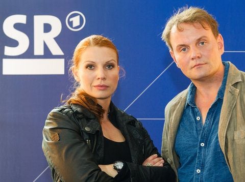 Der neue Ermittlerteam des saarländischen «Tatorts», Elisabeth Brück (Kommissarin Lisa Marx) und Devid Striesow (Kommissar Jens Stellbrink), posieren während eines Pressetermins in Saarbrücken. Beim ersten Auftritt als Saarbrücker «Tatort»-Kommissare bekommen es Devid Striesow und Elisabeth Brück mit einem geheimnisvollen Mädchen zu tun. (FOTO: DPA)