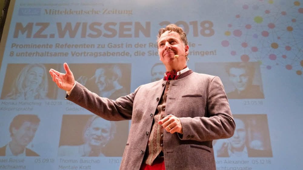 Mit Anekdoten hat Johannes Warth das Publikum schnell auf seiner Seite.
