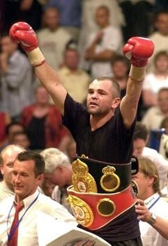 Box-Weltmeister Sven Ottke reckt am späten Samstagabend (14.06.2003) in der Magdeburger Bördelandhalle die Fäuste nach oben. Der 36 Jahre alte Karlsruher verteidigte seinen Titel im Supermittelgewicht gegen den Briten David Starie in einem Zwölf-Runden-Kampf einstimmig nach Punkten. Für den weiterhin ungeschlagenen Doppel-Weltmeister der International Boxing Federation (IBF) und World Boxing Association (WBA) war es der 31. Sieg seiner Profi-Karriere und die 18. Titelverteidigung. Die 7000 Fans in der ausverkauften Bördelandhalle feierten den alten und neuen Champion. (Foto: dpa)