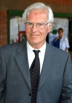 Das Archivbild vom 20.08.2003 zeigt den früheren Fußball-Nationaltorwart Fritz Herkenrath in Essen. Am 9. September vollendet Herkenrath sein 75. Lebensjahr. 21 Länderspiele hat er im Tor der deutschen Nationalmannschaft bestritten. 1955 wurde er mit Rot-Weiß Essen deutscher Meister und stand 1958 bei der Weltmeisterschaft in Schweden bis zum Halbfinale zwischen den Pfosten. (Foto: dpa)